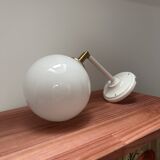 Applique murale inclinable globe opaline blanche