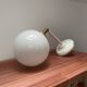 Applique murale inclinable globe opaline blanche