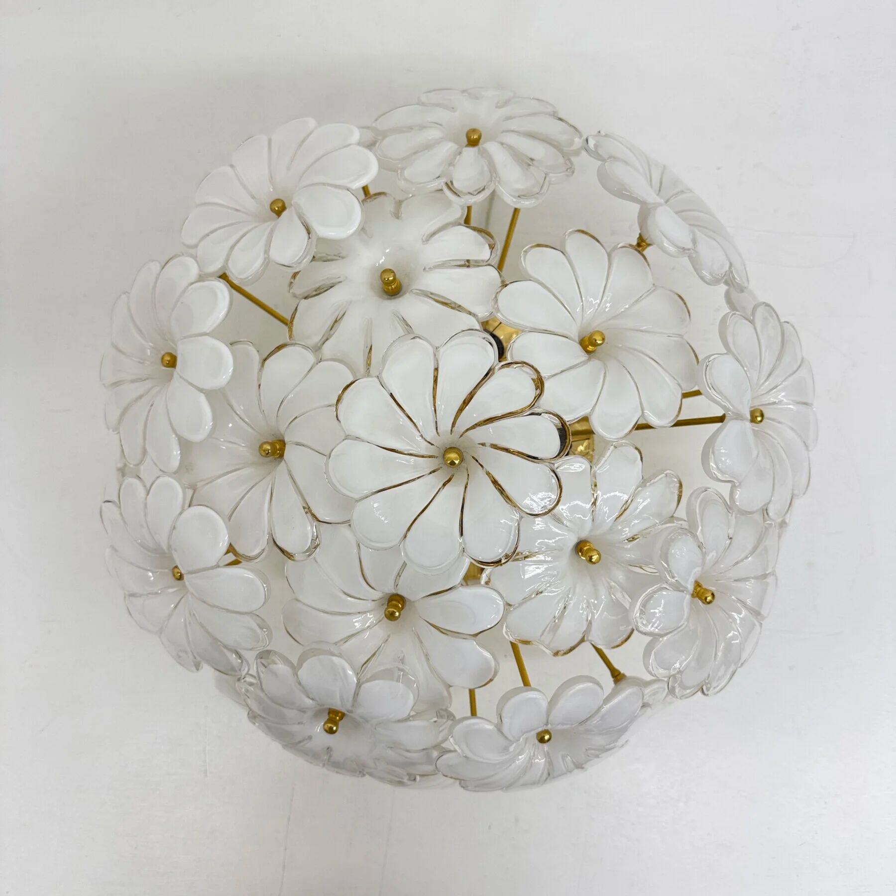 Plafonnier floral en verre blanc de Murano, italien, des années 1970.