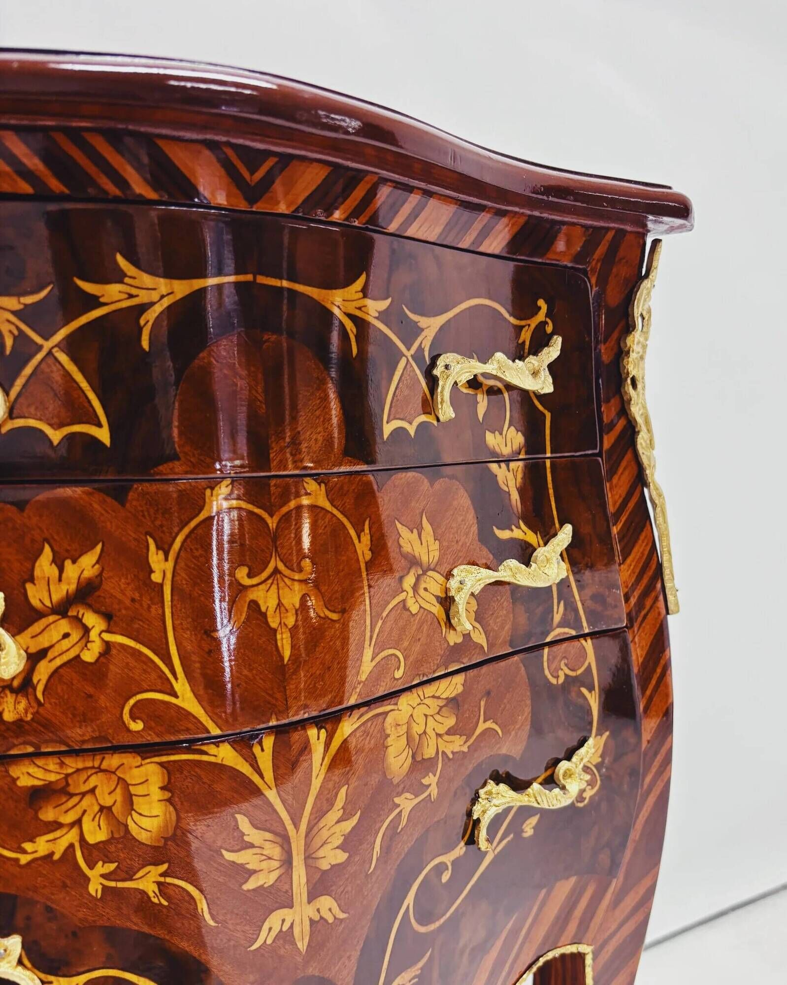 Marquetry chest of drawers with inlay in Louis XV style