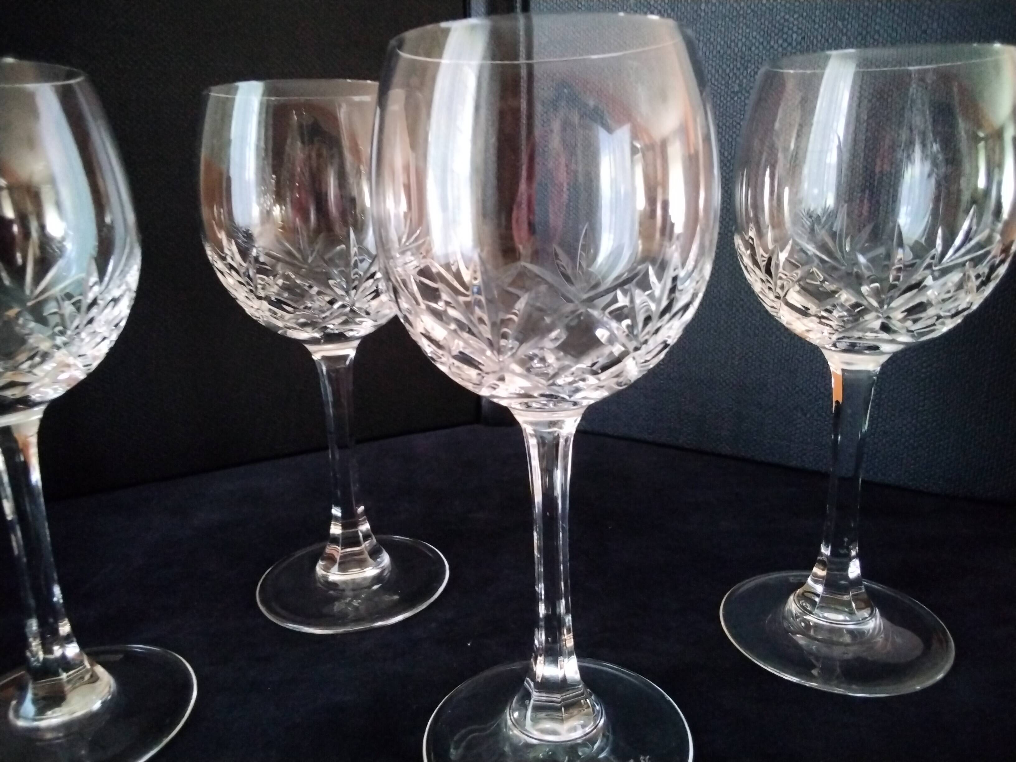 4 Grands verres à vin cristal  taillé