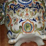 Cache pot en faïence de Desvre decor fantastique