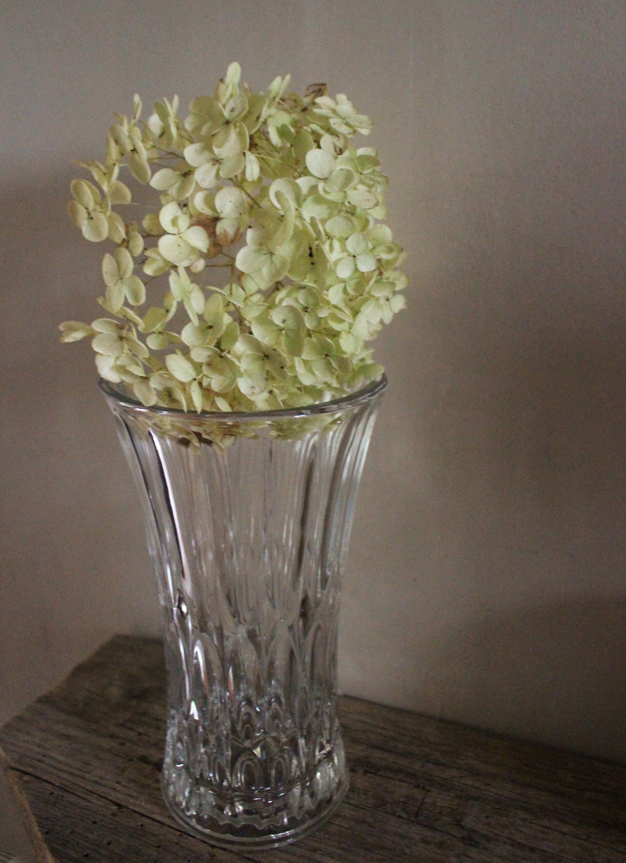 Medium vase structured chiseled transparent glass