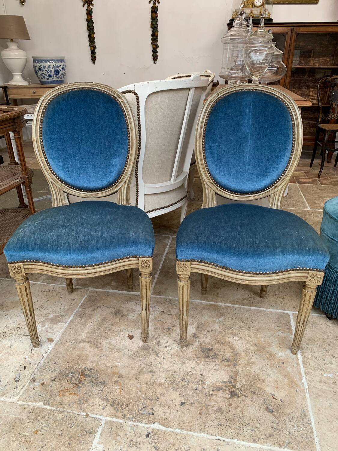 Paire de chaises médaillon en velours