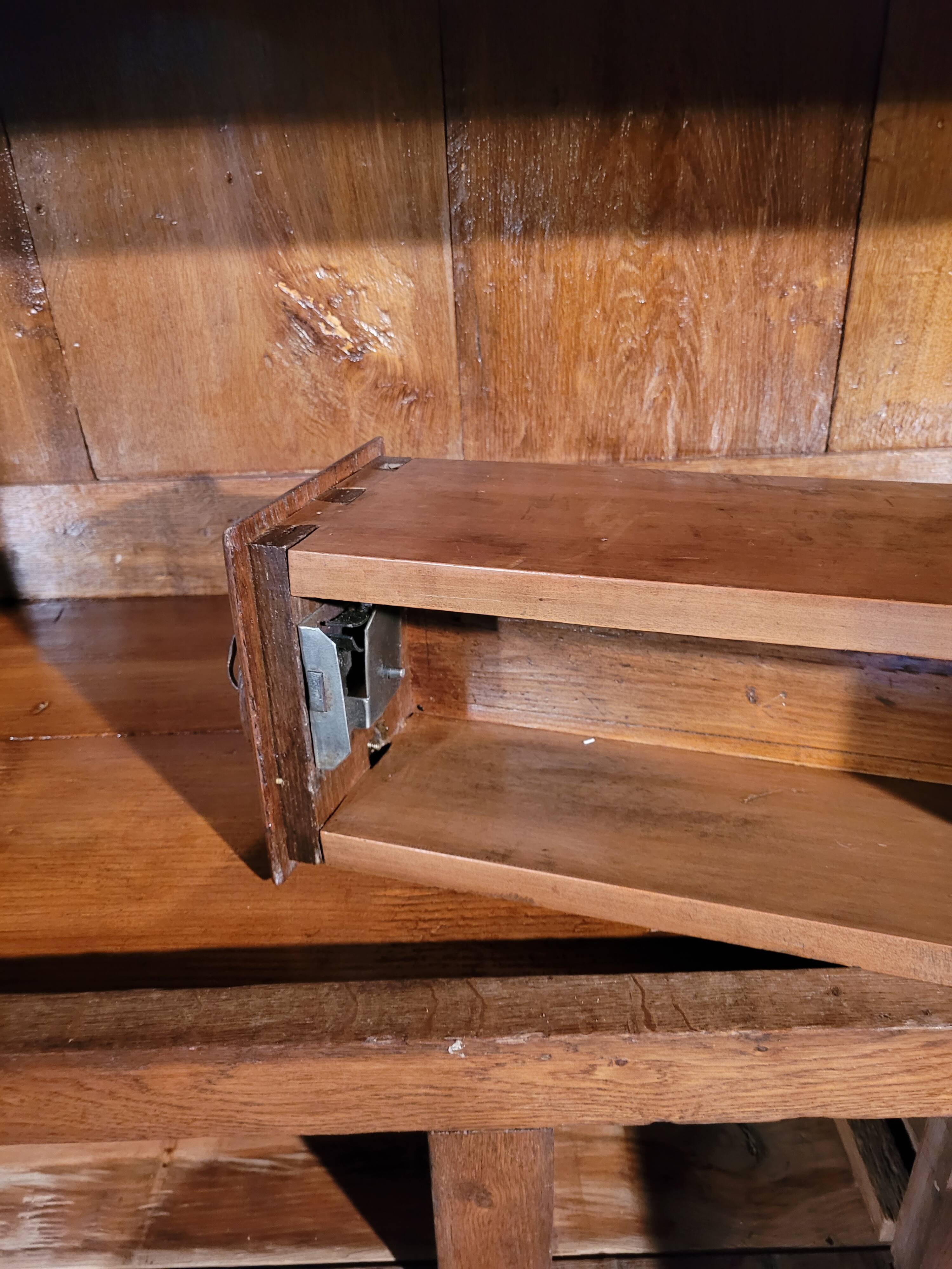 Armoire époque Louis XIV en chêne sculptée