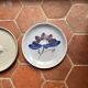 2 grandes assiettes bleues années 70