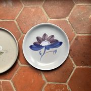 2 grandes assiettes bleues années 70