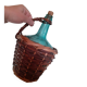Bouteille en verre dans sa robe d'osier