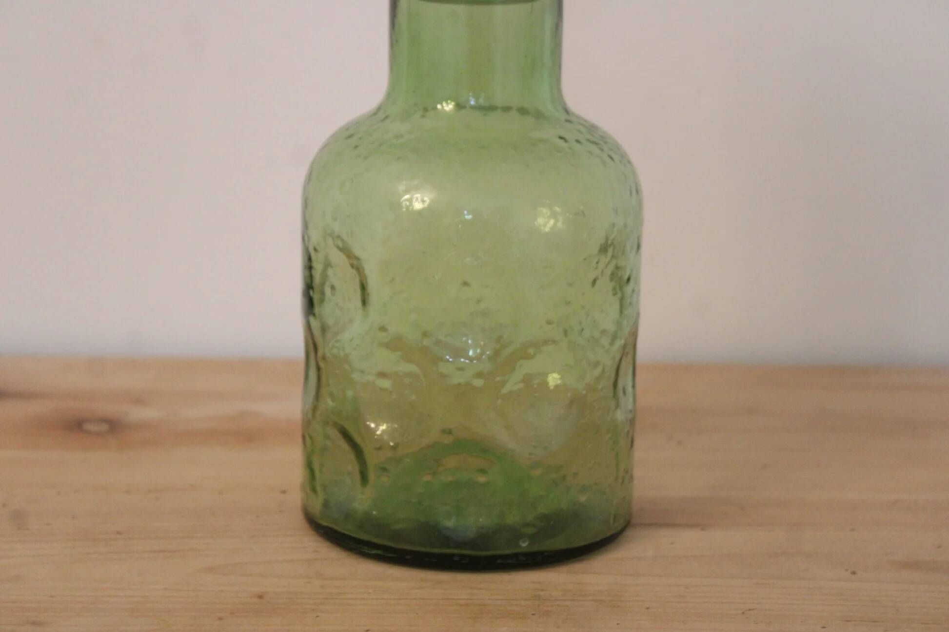 Carafe vintage en verre vert texturé avec bouchon assorti – H25 cm