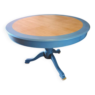 Round dining table