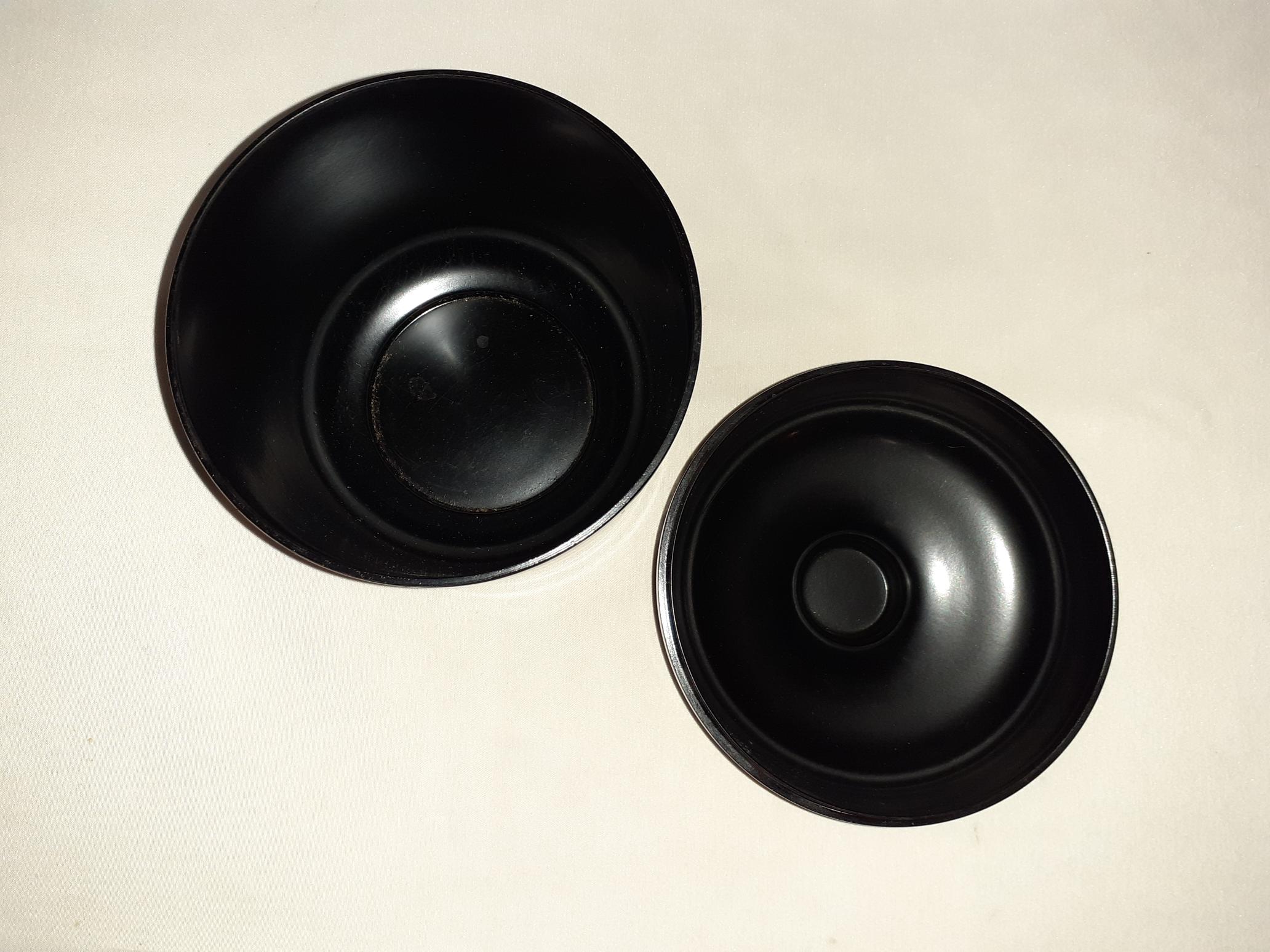 Plateau en bakélite laqué du Japon vintage avec 4 pièces