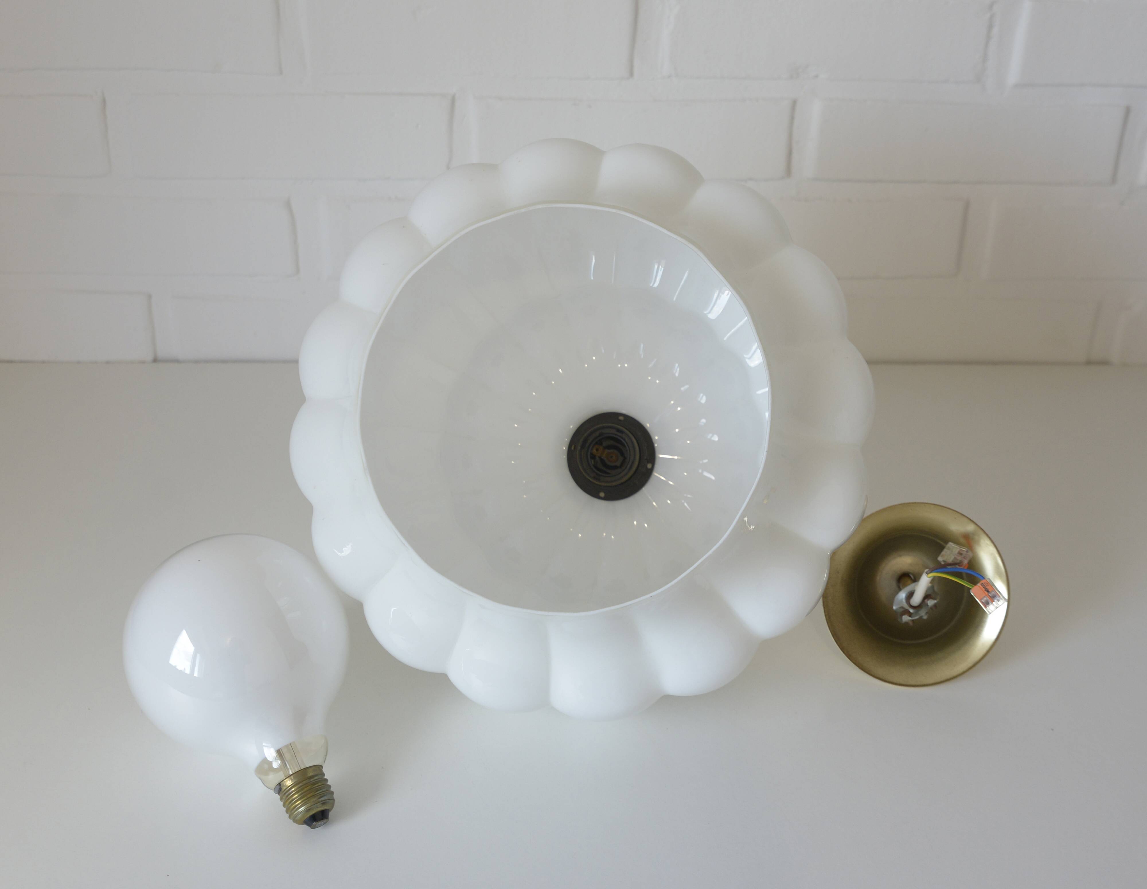 Suspension vintage en verre opalin blanc / Éclairage éclectique années 1970