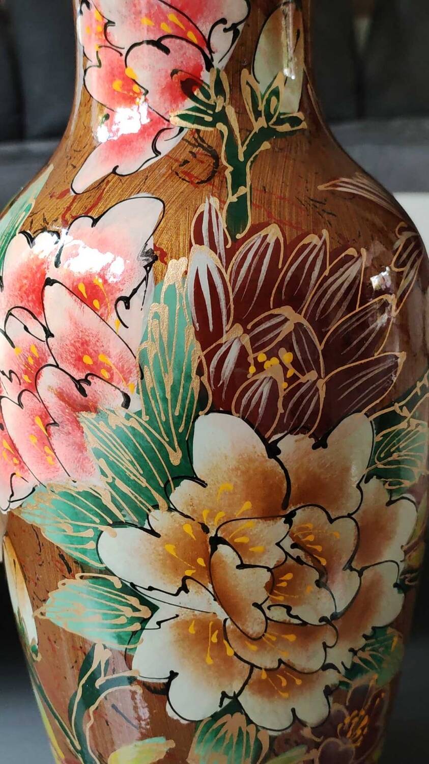 Stylish Chinese/Asian vase. Decor Polychrome floral motifs on a golden background. High 35 cm