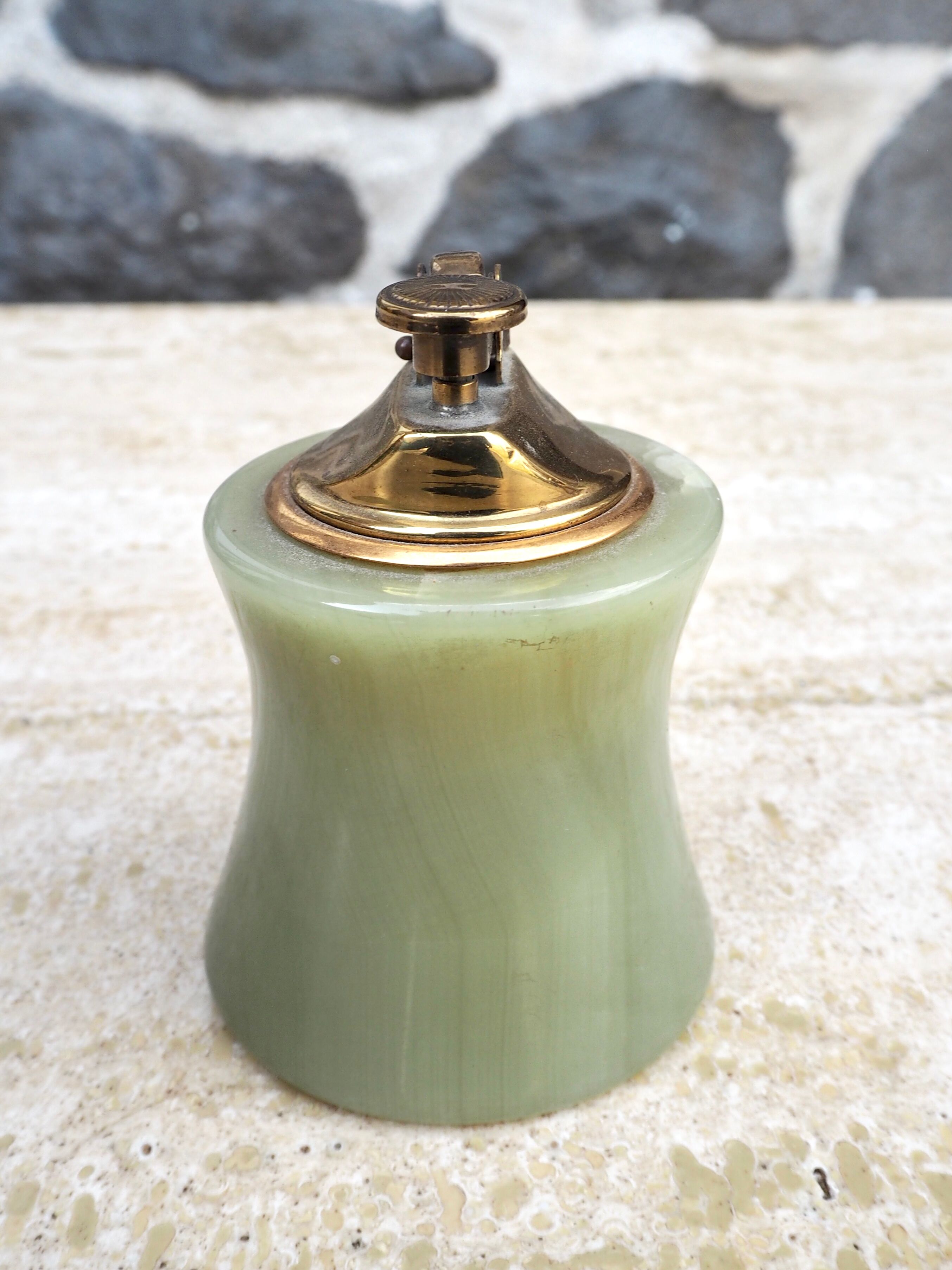 Onyx table lighter