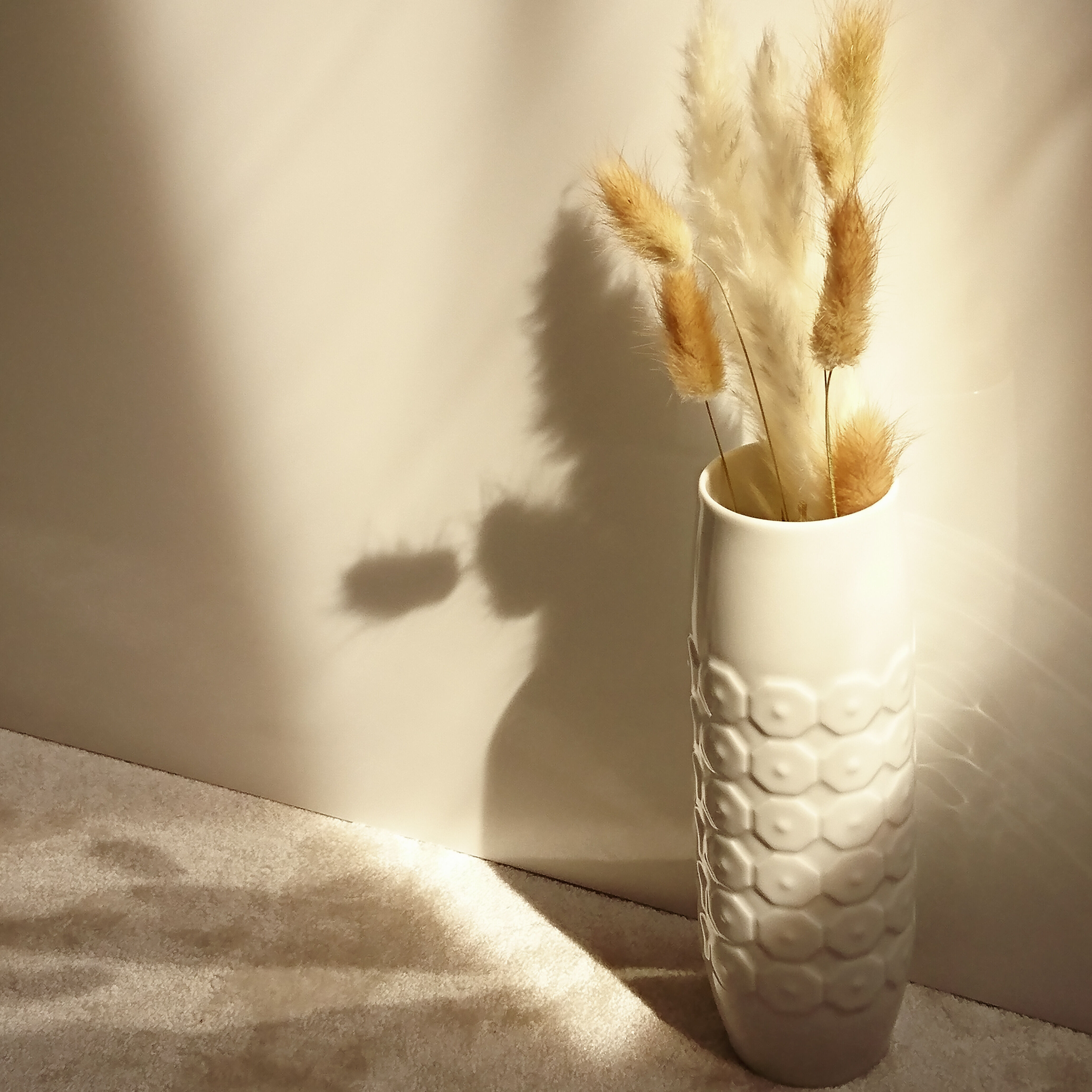 Porcelain vase Hutschenreuther Hohenberg Germany white.