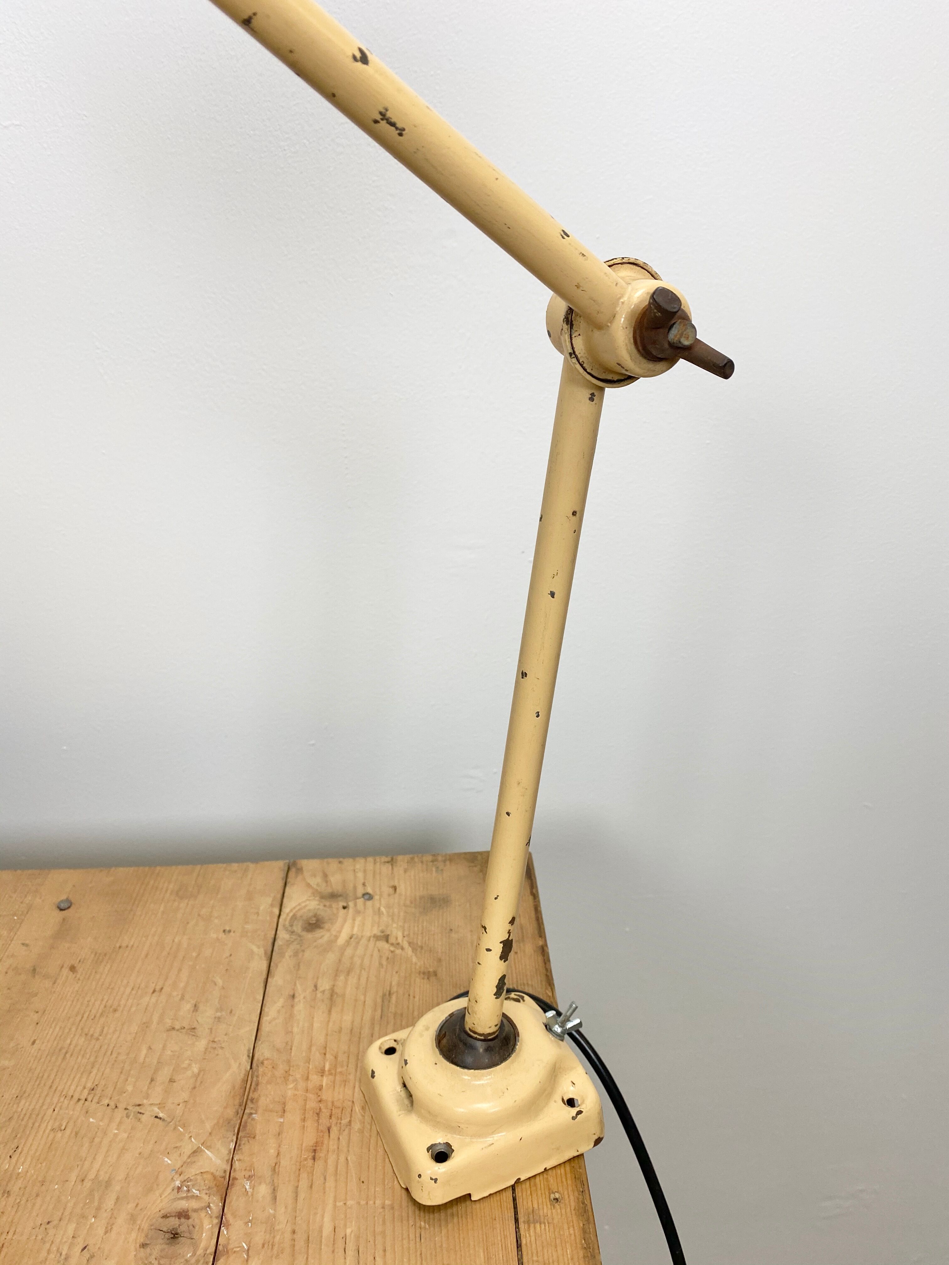 Lampe de table industrielle beige du milieu du siècle, années 1960