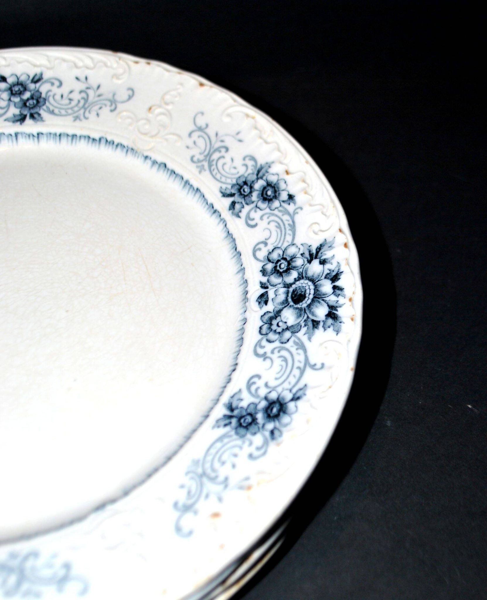 Sarreguemines set of 4 antique Aïda flat plates in earthenware from Sarreguemines U&C 19th century.