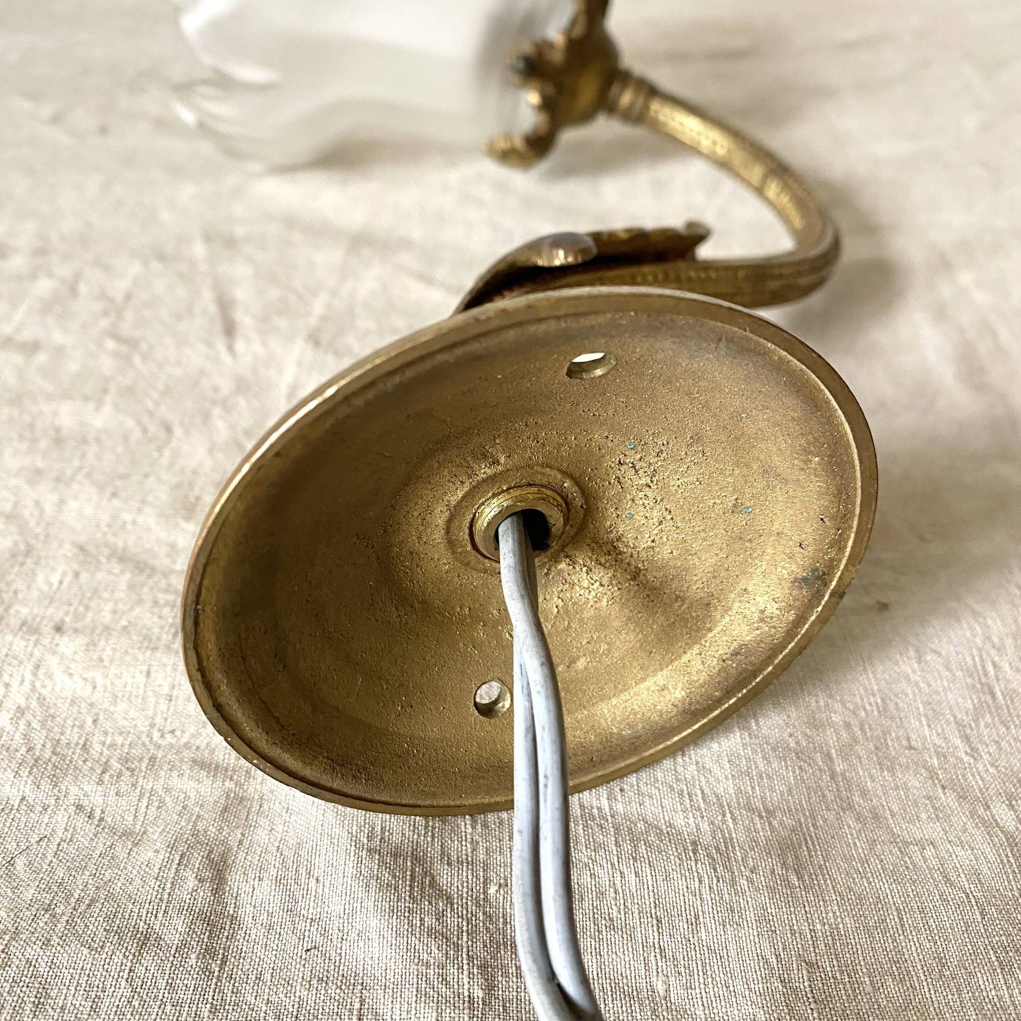 Applique ancienne en bronze et tulipe en verre
