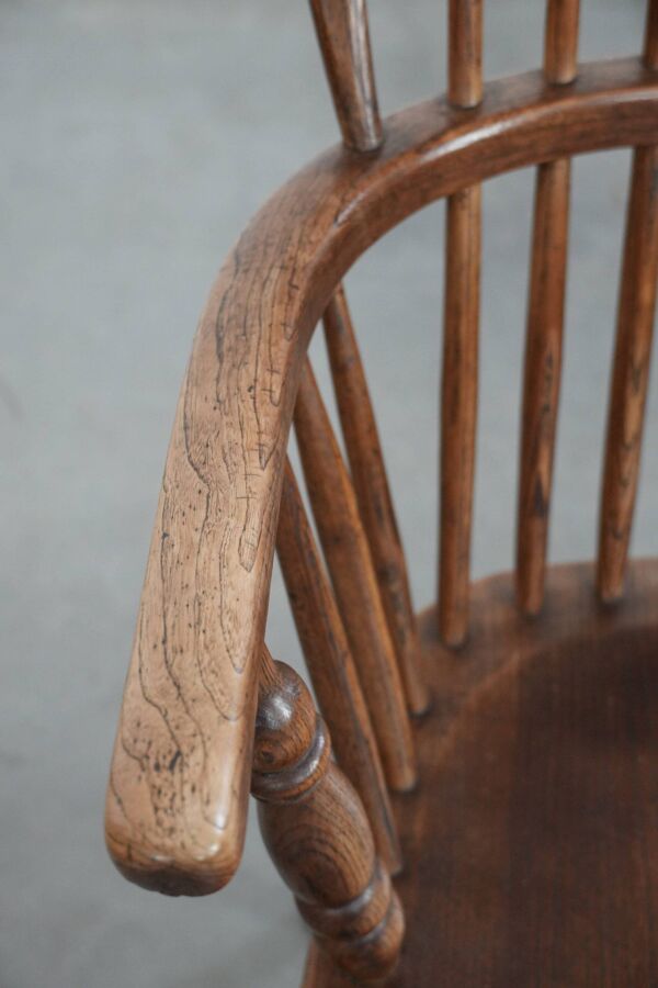 Chaise Windsor anglaise ancienne à dossier bas avec une belle patine