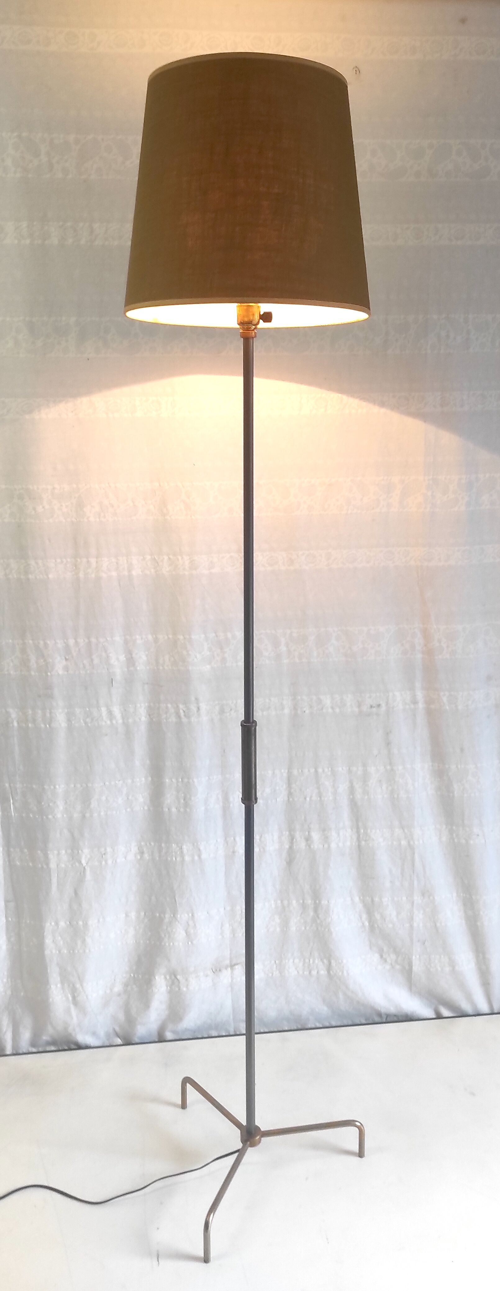 Tripod floor lamp in brass and metal – 50s/60s