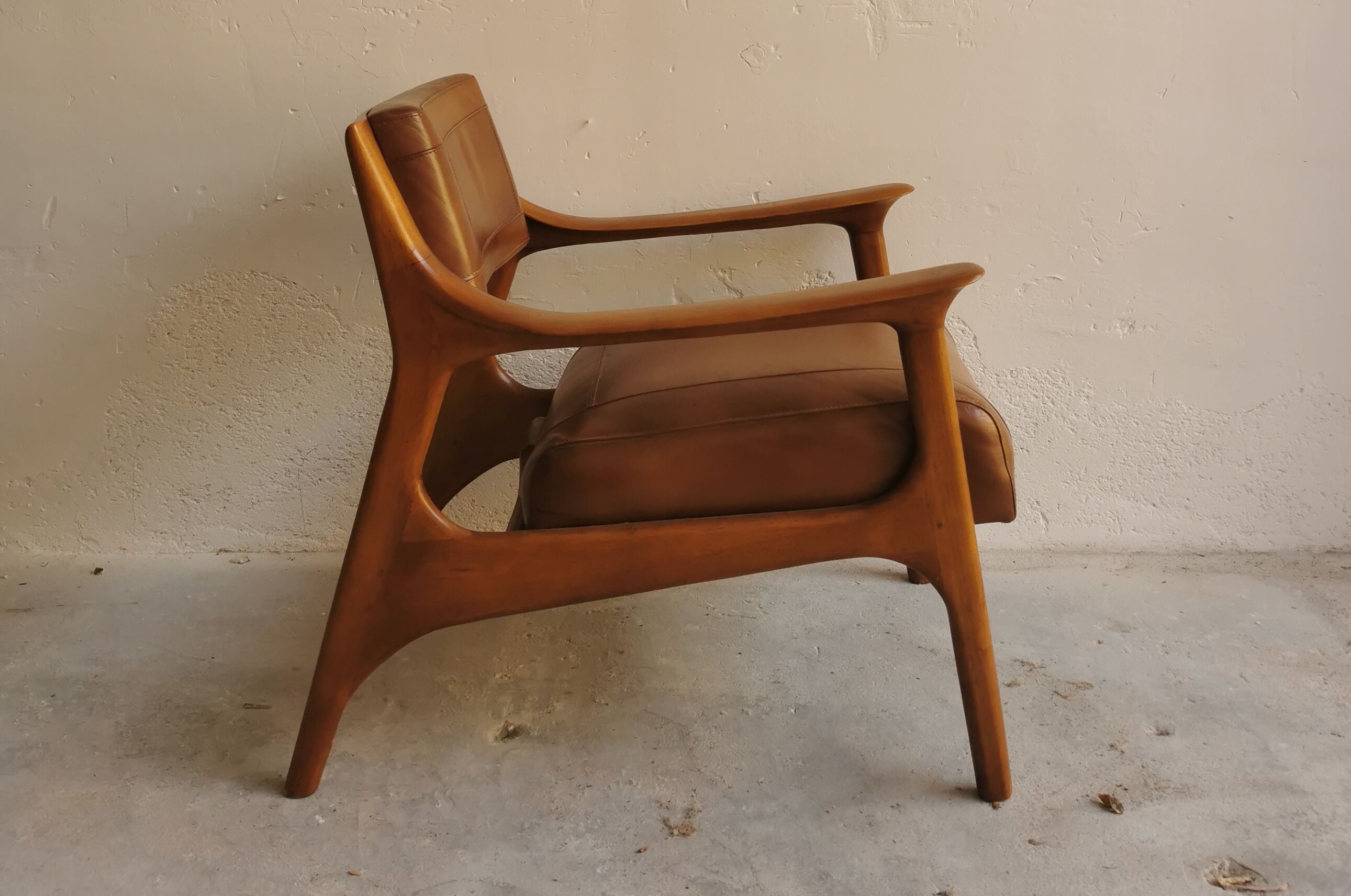 Fauteuil scandinace en cuir et noyer de Ferdinand 1960