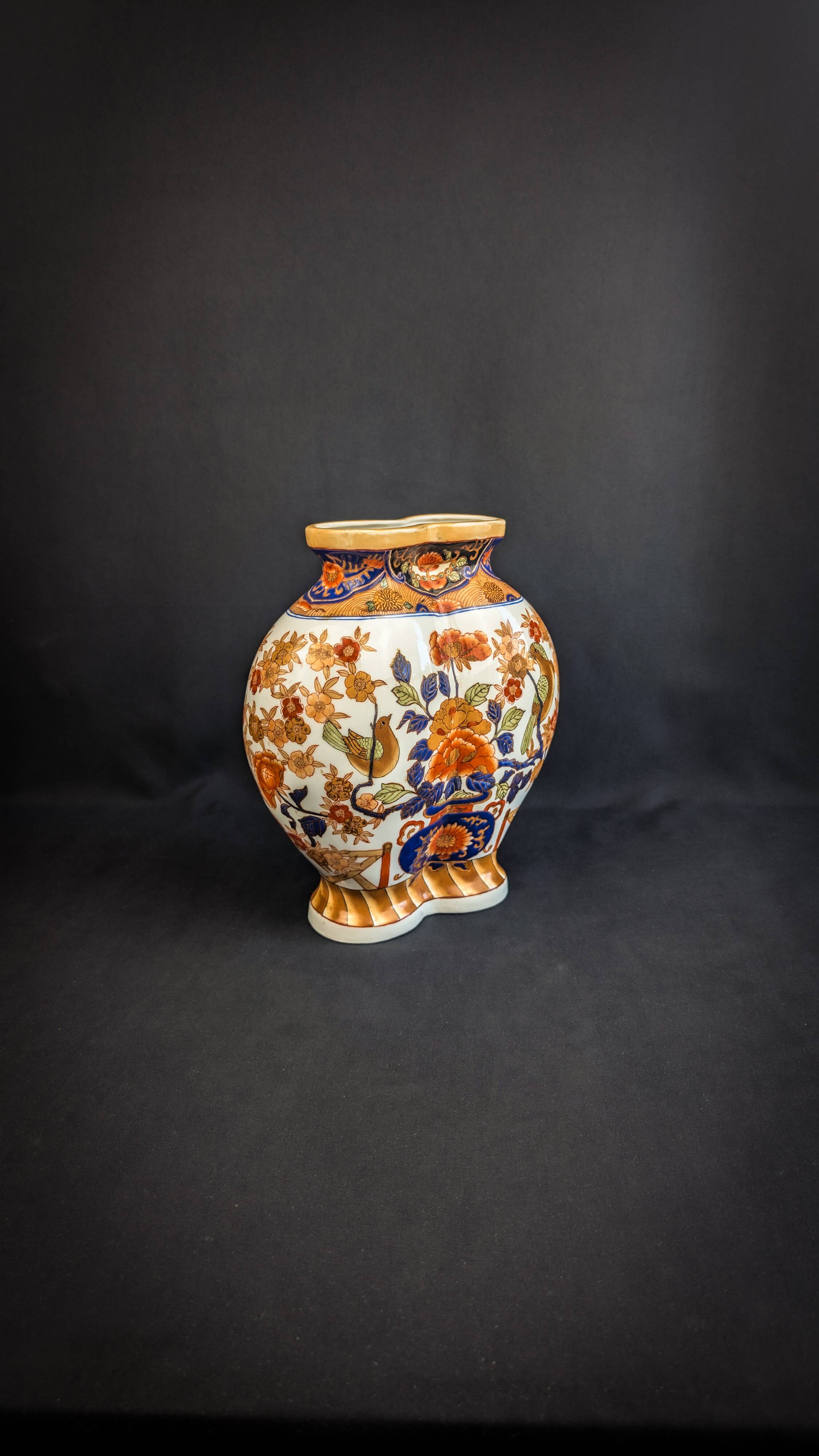 Chinese polychrome porcelain vase, Imari style, polybious shape, 20th century