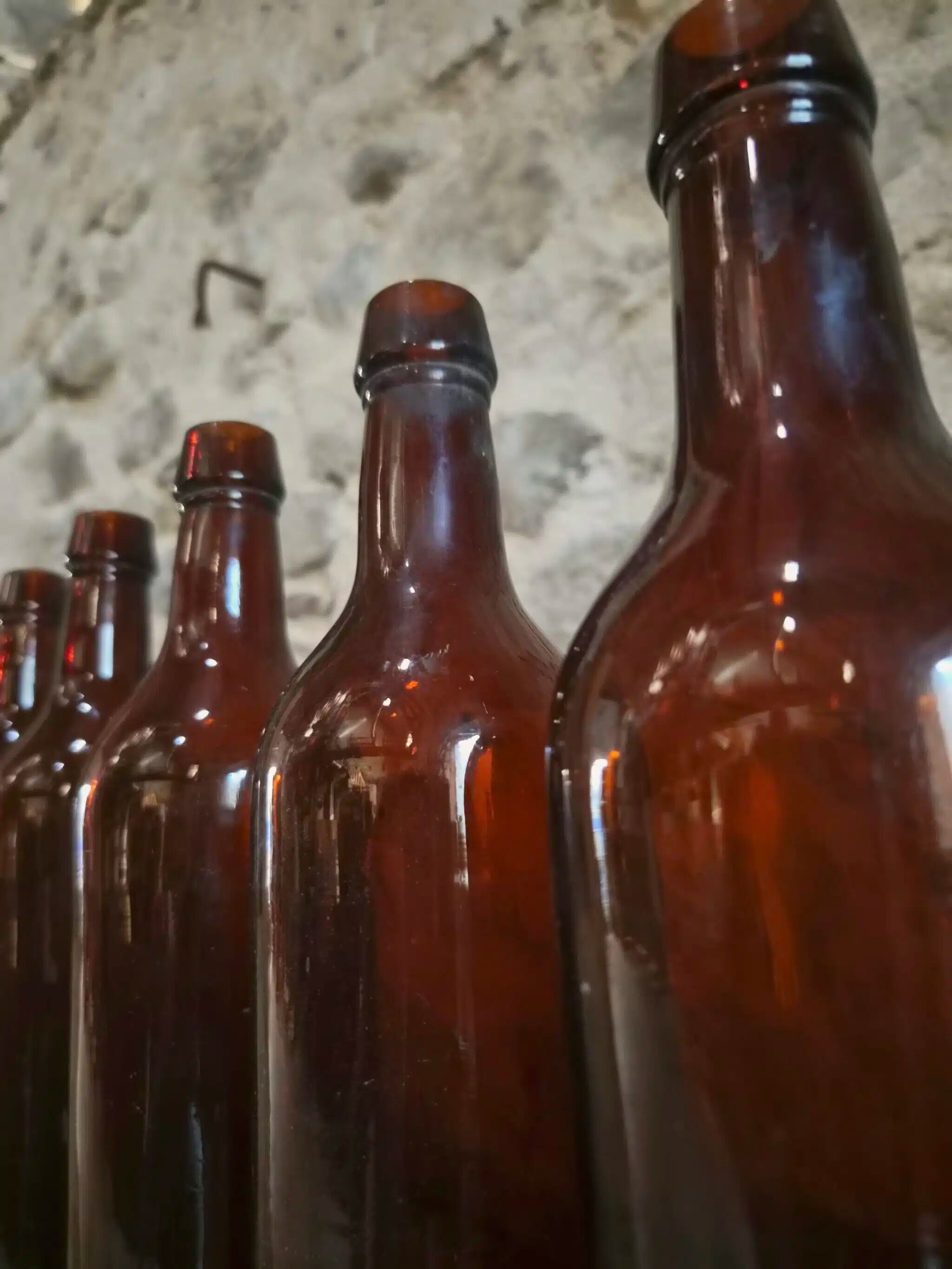 Set of 10 bottles of old Bordeaux French wine in ruby brown glass, 19th century.