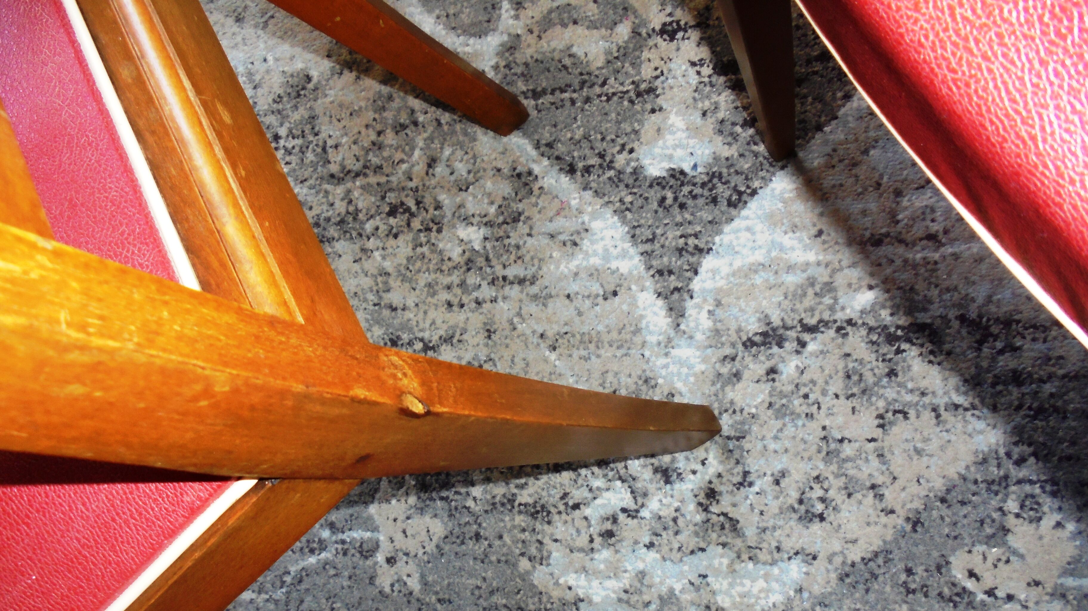 Set of 5 wooden chairs and red skaï