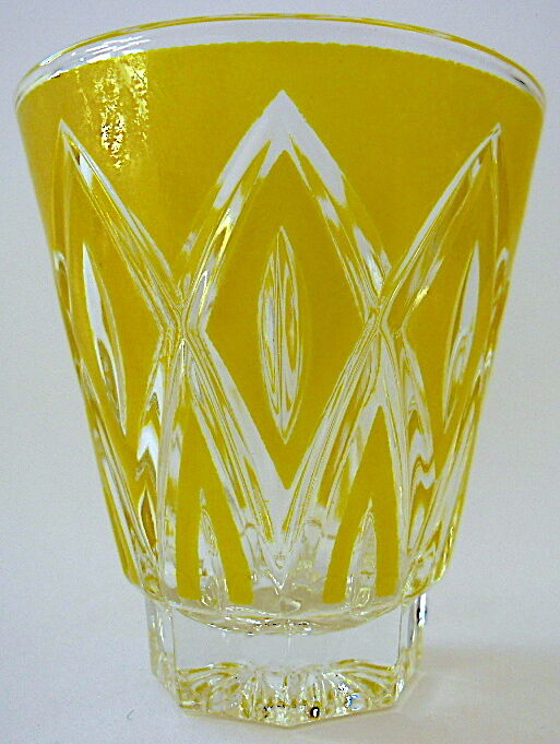 Suite de six verres de couleur à liqueur