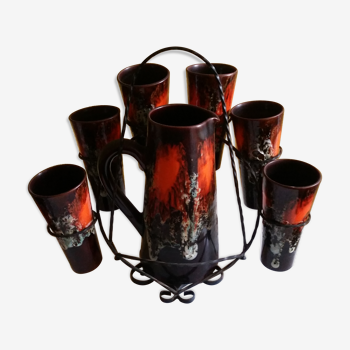 Service à orangeade de Vallauris en céramique aspect lave de couleur noire, rouge et blanche.