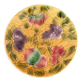 Round earthenware dish decorated with fruit in Sarreguemines slip