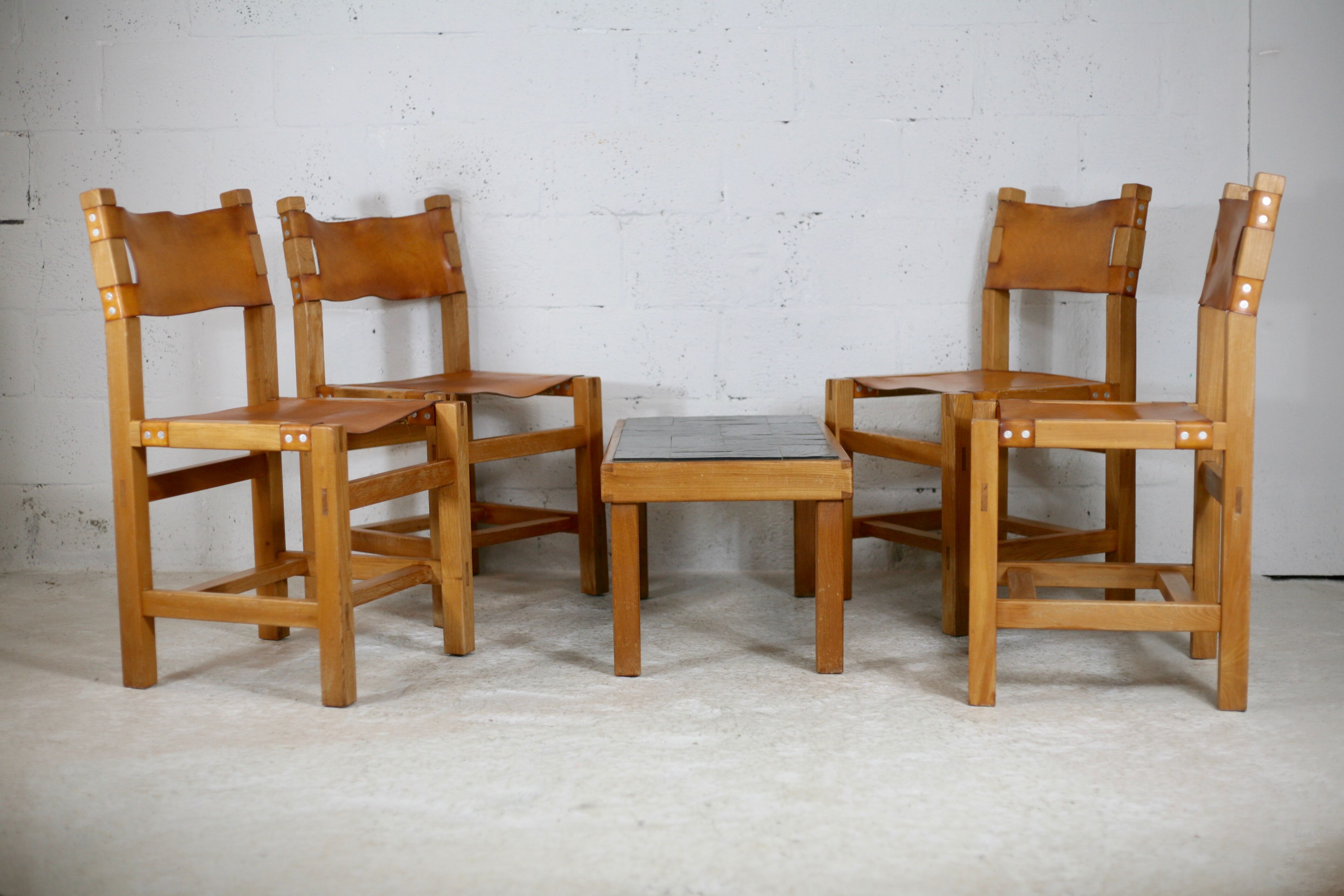 Ensemble de 4 chaises et table basse Maison Regain, France, circa 1970