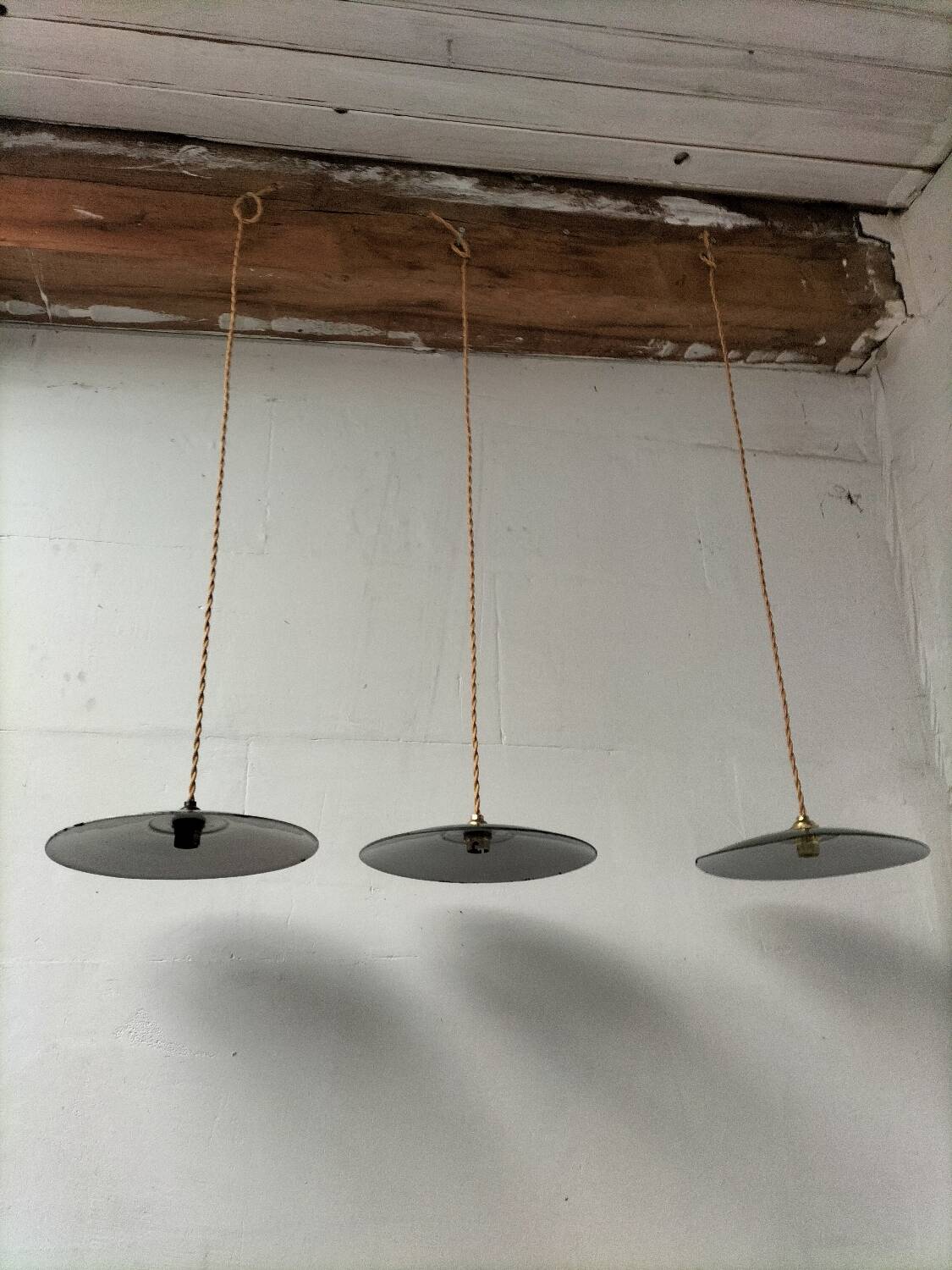 3 enamelled sheet metal suspensions