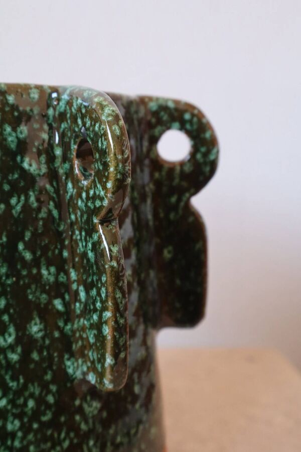 Vase en céramique sculptural émaillé vert foncé à reflets