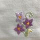 Nappe ancienne brodée fleurs bord festonné