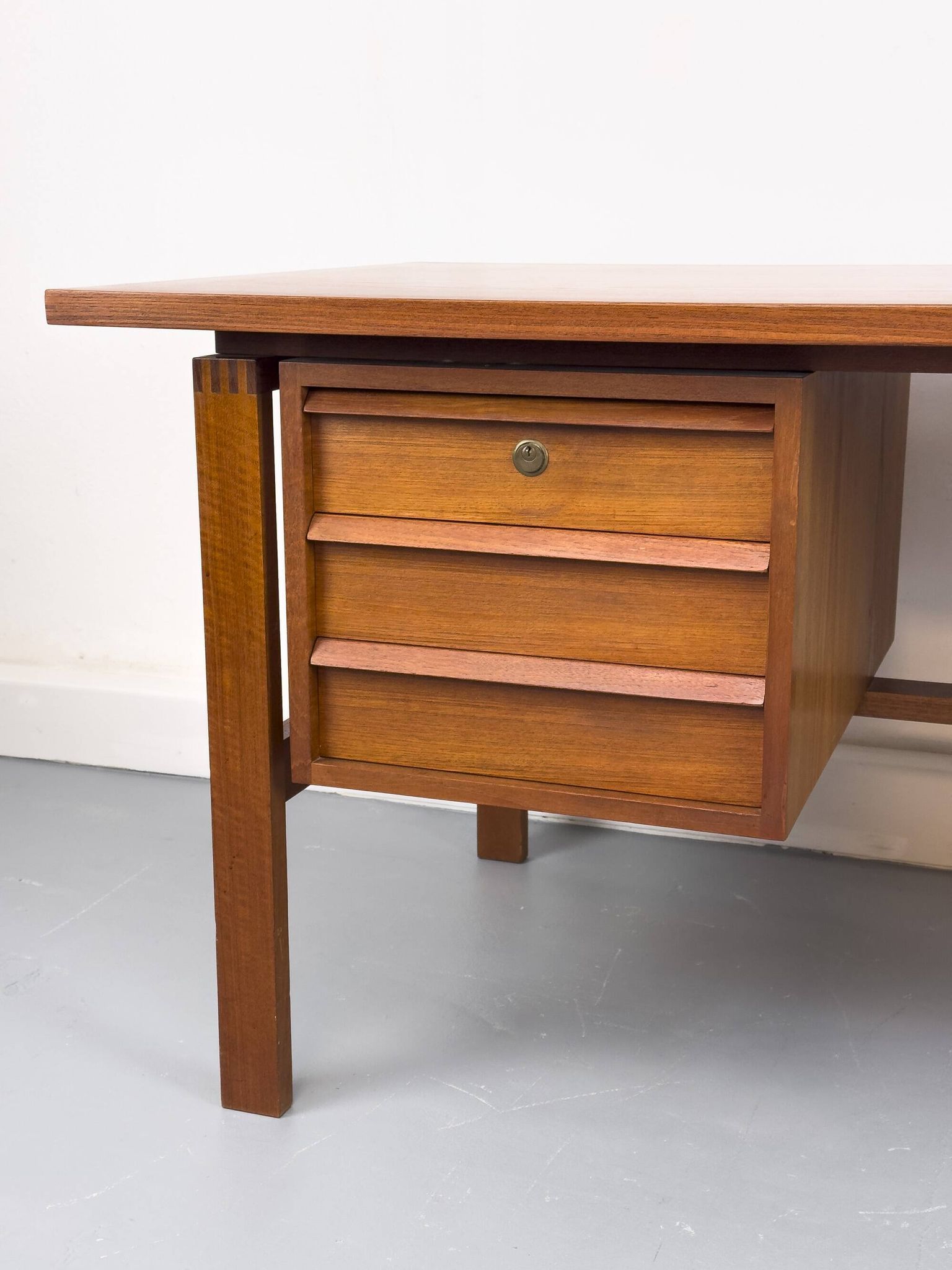 Mid-century teak desk by Svend Åge Madsen for Sigurd Hansen, 1960s.