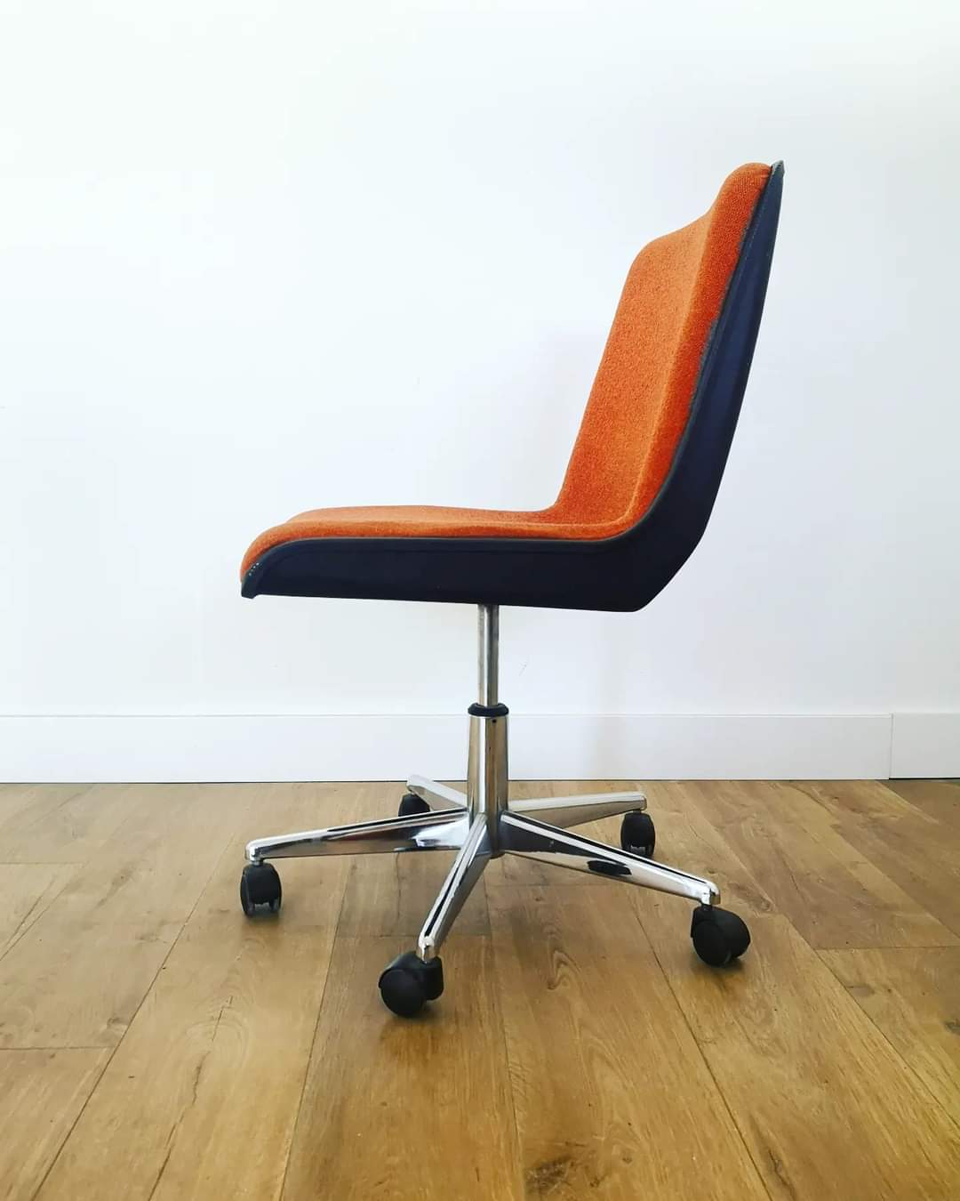 Office armchair Eurosit orange fabric