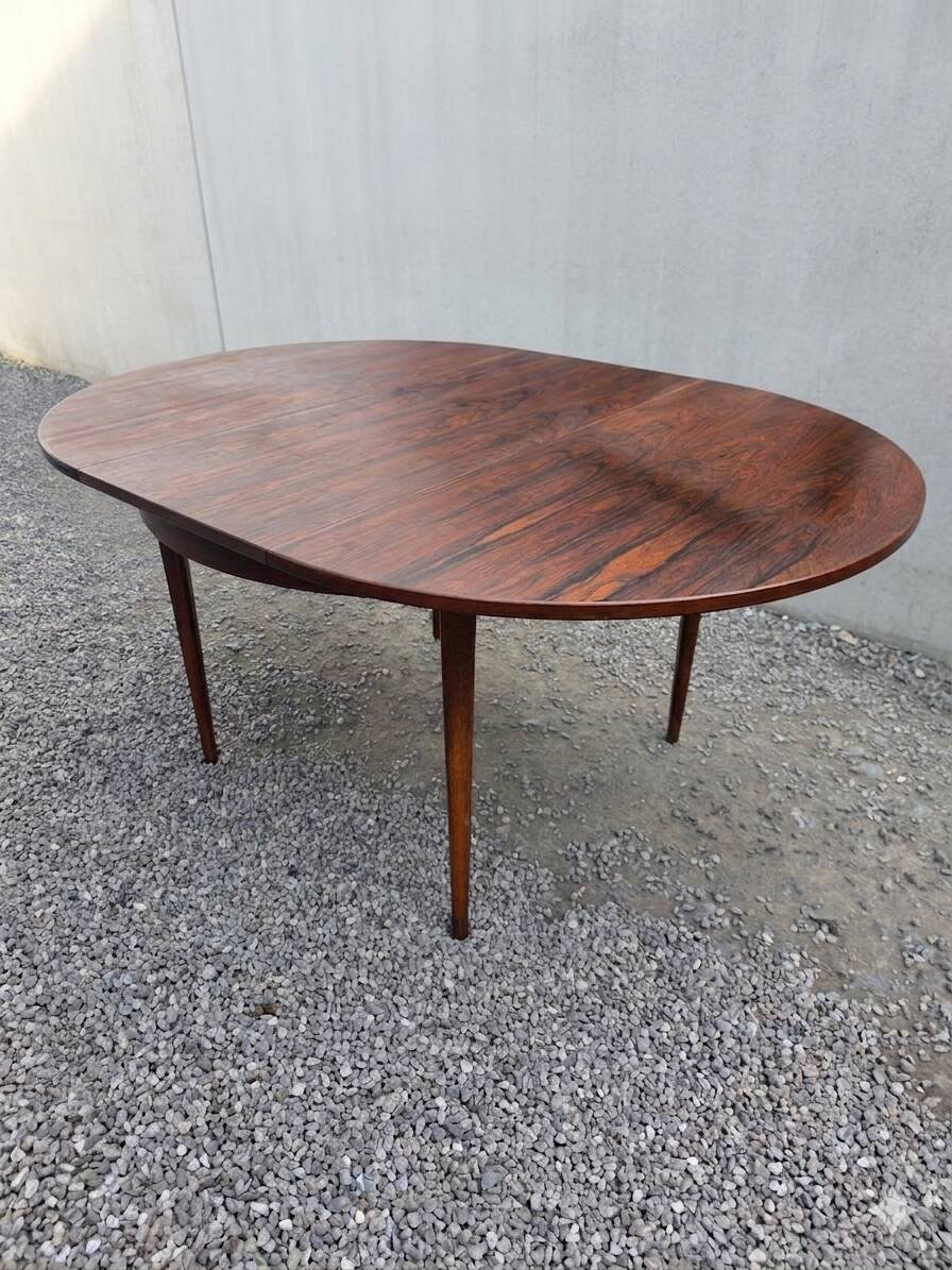 Scandinavian extendable table in rosewood from the 1960s, butterfly extension.