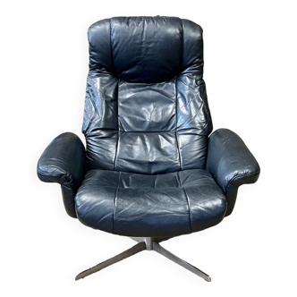 1970 style armchair in leather and swivel chrome base, work from the 2000s