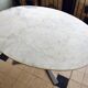 Table marbre blanc piètement chrome