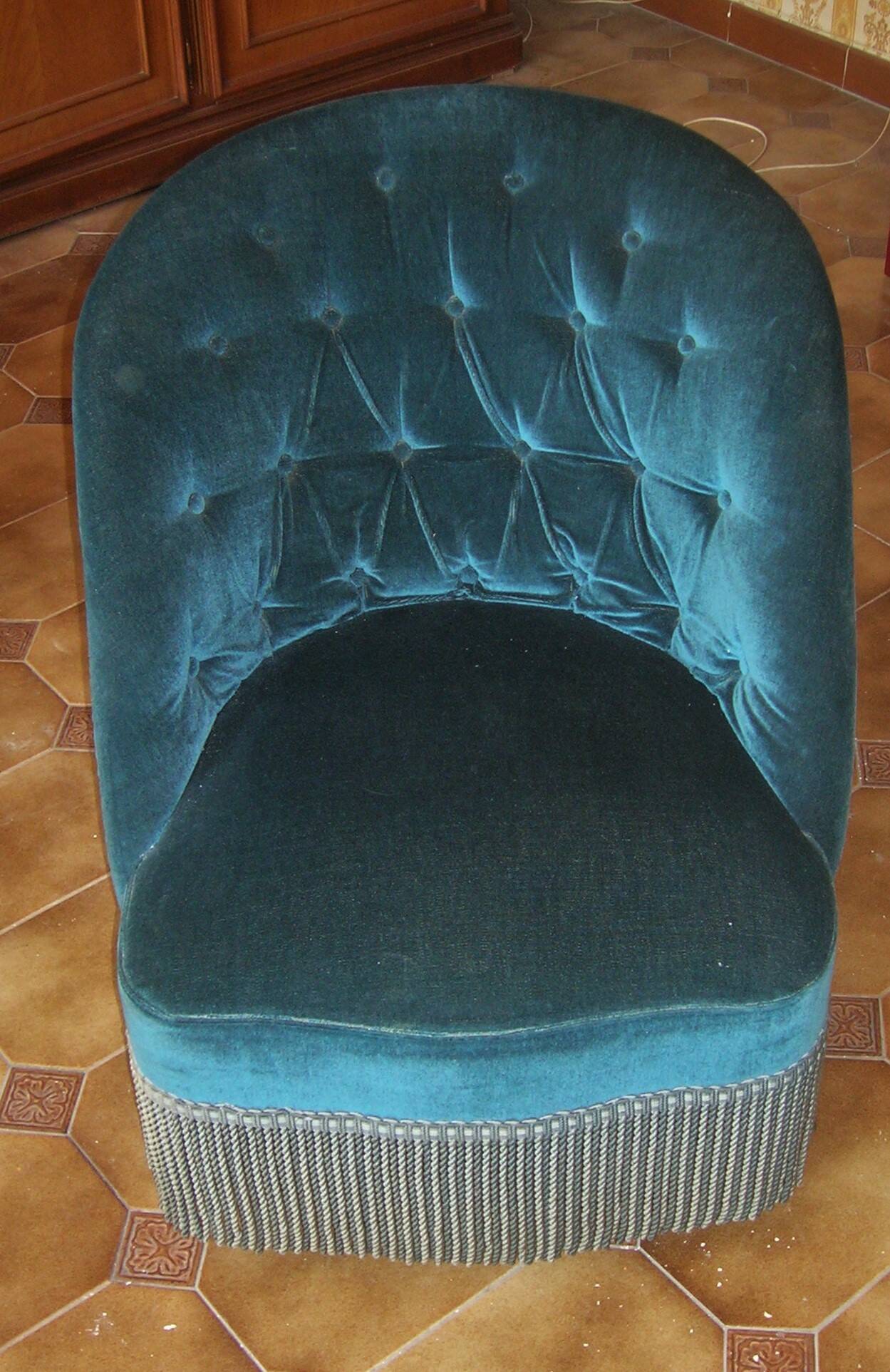 Fauteuil Crapaud en velours capitonné bleu acier