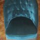 Fauteuil Crapaud en velours capitonné bleu acier