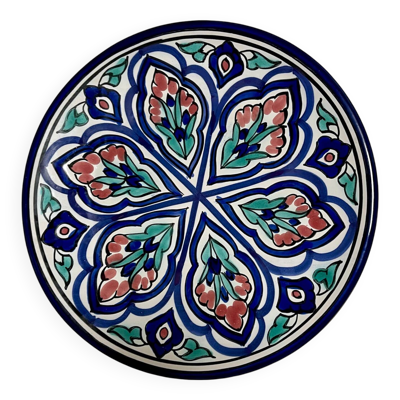 Assiette plate en terre cuite peinte à la main