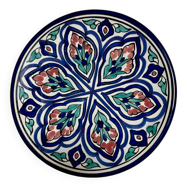 Assiette plate en terre cuite peinte à la main