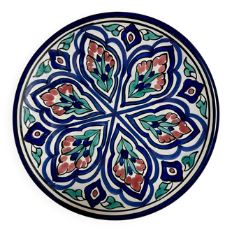 Assiette plate en terre cuite peinte à la main