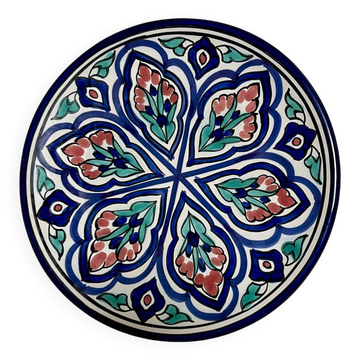 Assiette plate en terre cuite peinte à la main