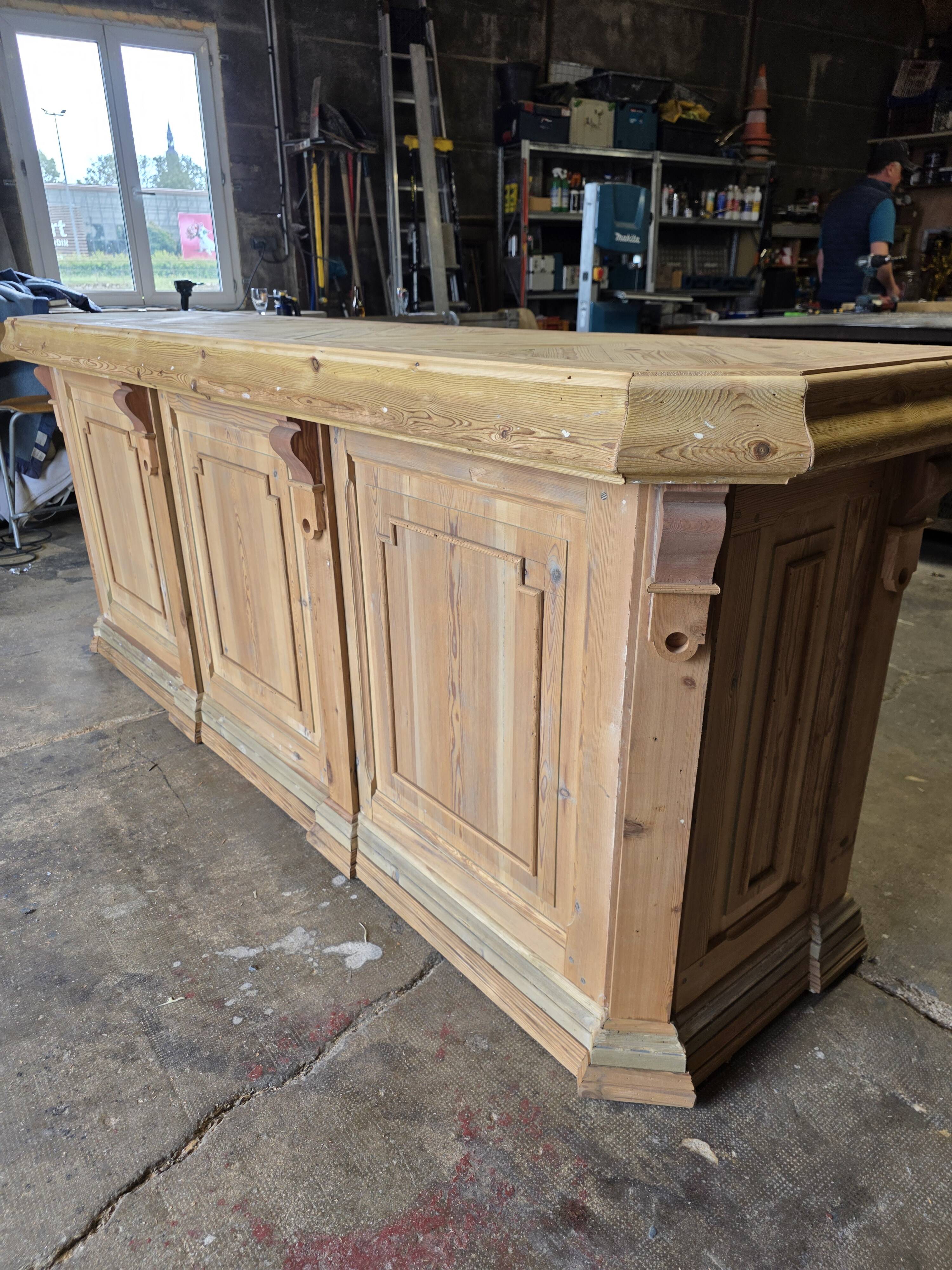 Bistro counter with a Hungarian point design.