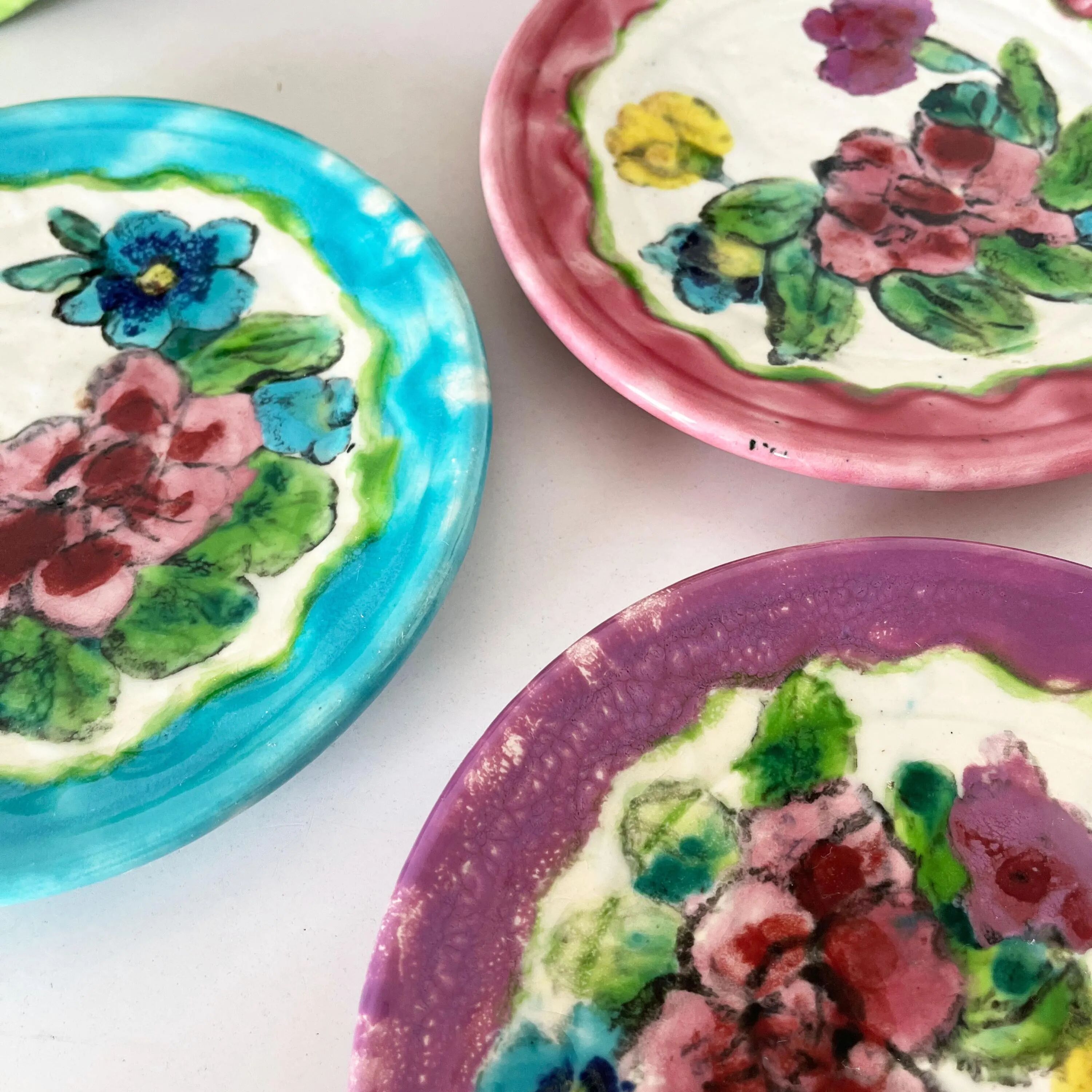 Lot de 5 assiettes en barbotine fleurs Vallauris 1950