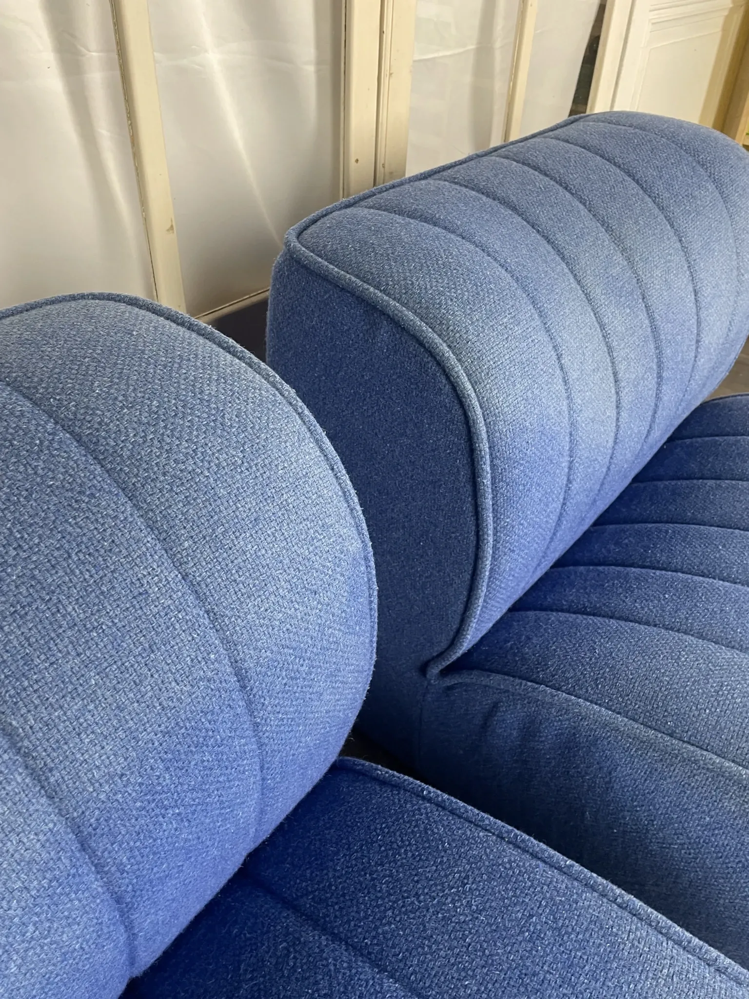 Paire de chauffeuses en drap de laine bleu