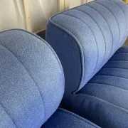 Paire de chauffeuses en drap de laine bleu